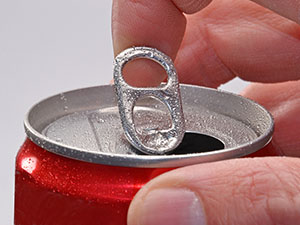 hand opening soda can